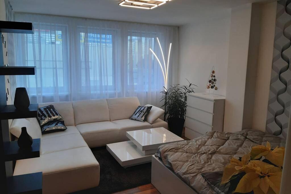 Prague Apartment In Most Near Golf Club, Aqua-Hipo-Autodrom In Мост Екстериор снимка